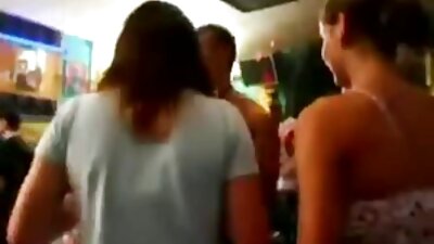 Szőke ingyenes amatőr szex videók lány elcsábítja, miközben masszírozza a masszázs táblázat