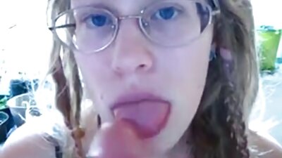 Latina egy erős, szexi házi szexvideó test lesz a punci ajkai nyitva a kanapén