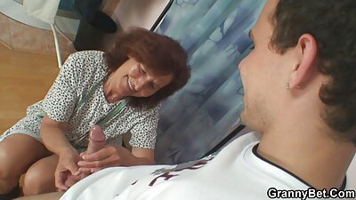 Szexi barna, aki szereti a vibrátor felvonók a kanapén házi sexvideok